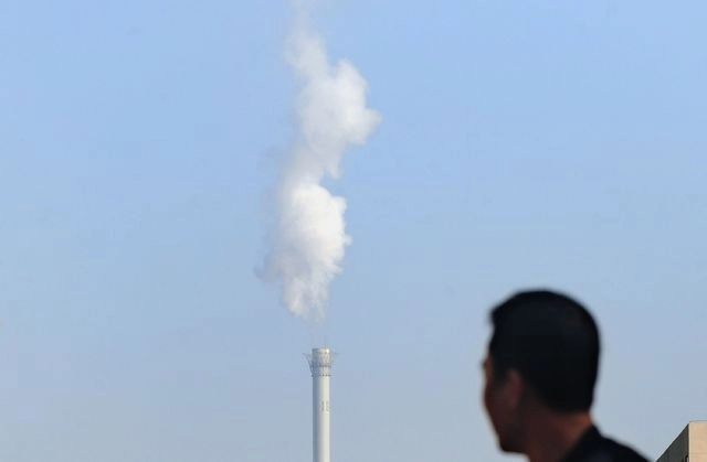 La baja de los niveles de gas de efecto invernadero bajaron 17 por ciento en el periodo en que se detuvieron actividades económicas, pero fue sólo un pequeño hito. La imagen, en una fábrica en Pekín. Foto Afp 