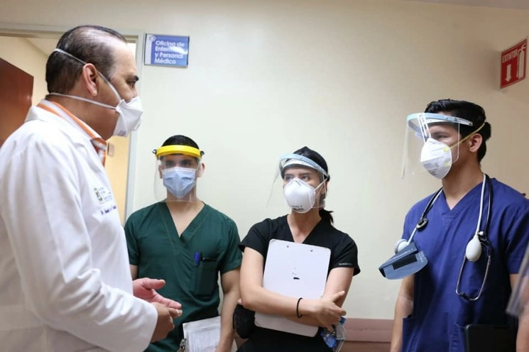 Personal médico del Hospital Universitario. Foto La Jornada