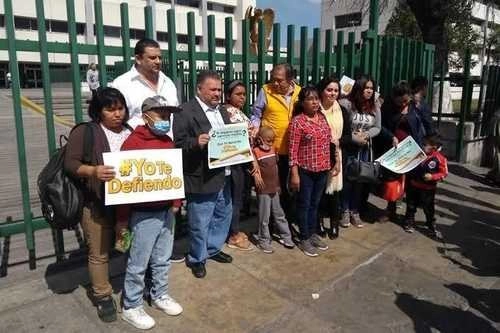 Padres de menores con cáncer protestaron afuera de la clínica 25 del IMSS, en Monterrey, el 25 de marzo pasado, debido a la escasez de medicamentos para combatir la enfermedad. Foto Yolanda Chio