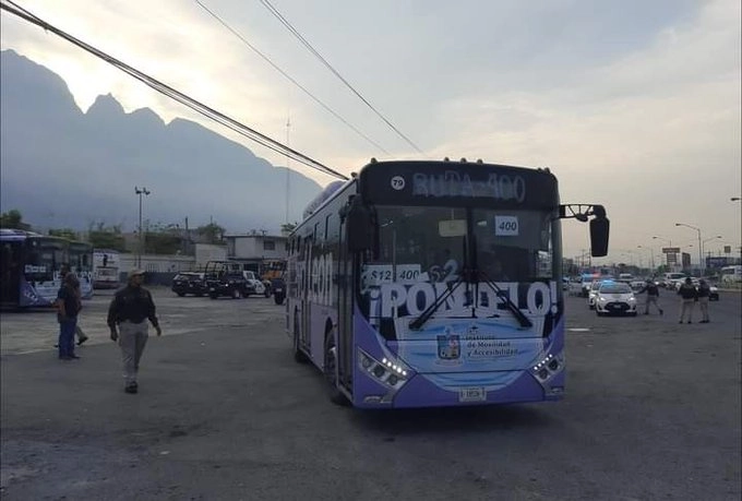 Agentes del Instituto de Movilidad y Accesibilidad, durante el operativo para detectar unidades de transporte que subieron el costo del pasaje, ayer en el municipio de Santa Catarina. Foto tomada de Twitter @samuel_garcias