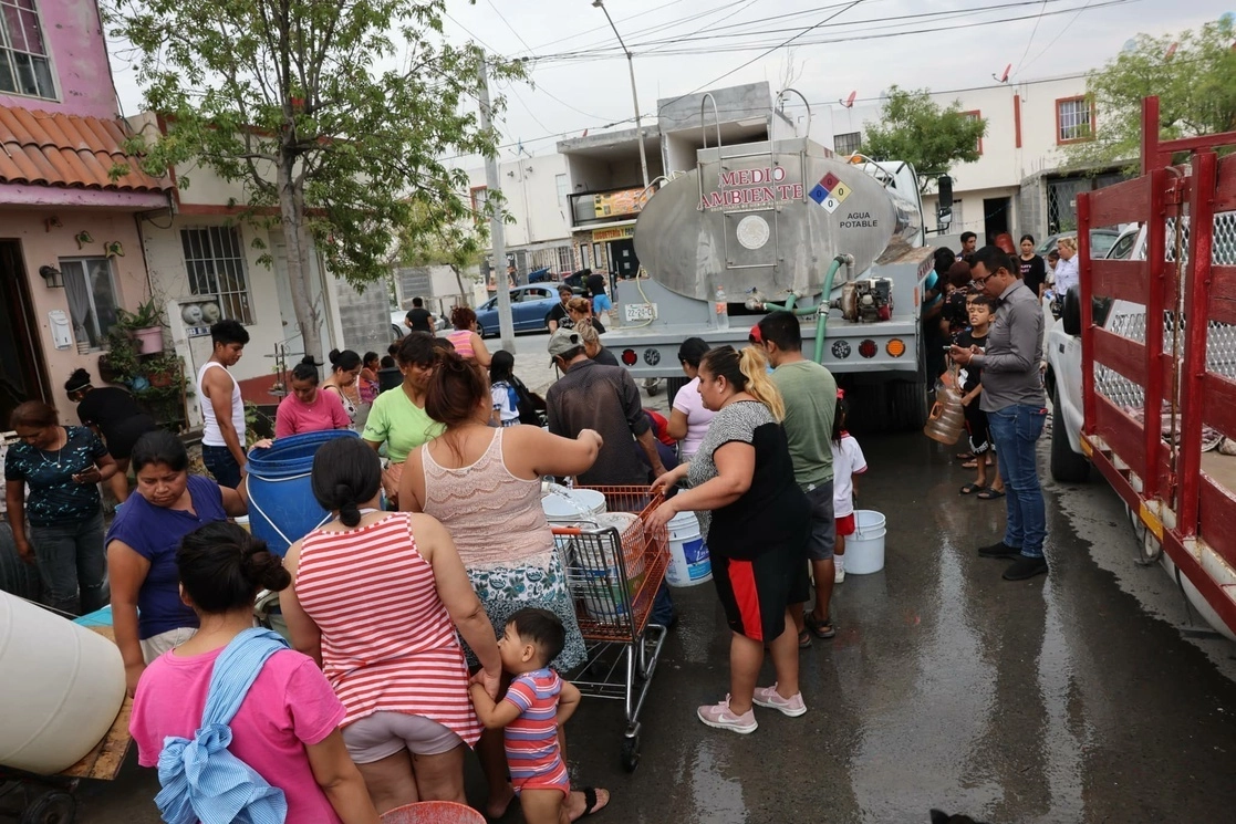 Servicio de Agua y Drenaje de Monterrey entregan el líquido mediante pipas a colonias del municipio García, en Nuevo León. Foto ‘La Jornada’ / Archivo