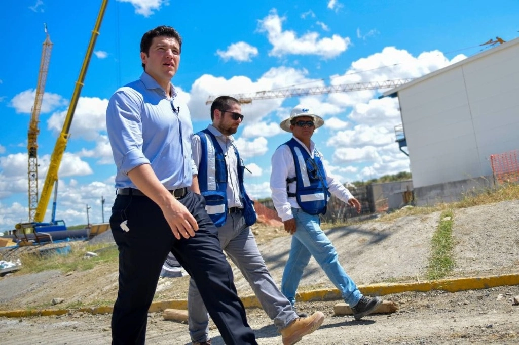 El gobernador de Nuevo León, Samuel García anunció la inversión que la entidad realizará para abonar la instalación de Tesla. Foto @samuel_garcias