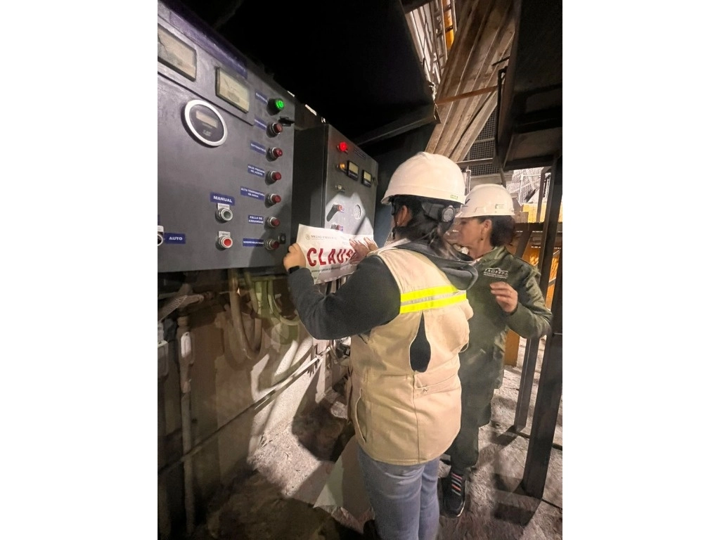 Inspectoras de la Procuraduría Federal de Protección al Ambiente colocaron ayer un sello de clausura en maquinaria de la empresa Zinc Nacional, en San Nicolás de los Garza, Nuevo León. Foto ‘La Jornada’