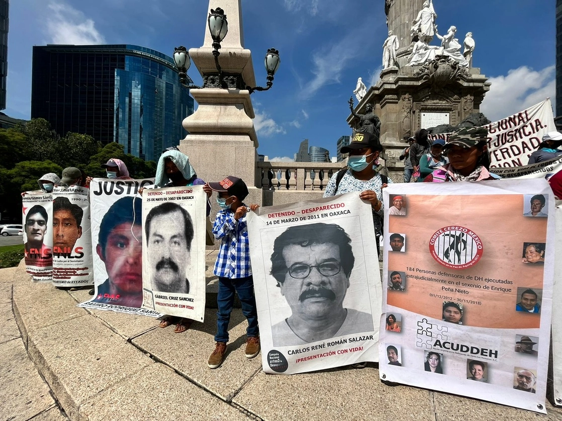 Integrantes del Frente Nacional de Lucha por el Socialismo y Hasta Encontrarlos, previo a la marcha del Ángel de la Independencia al Zócalo capitalino, en el marco de las actividades del Día Internacional de Víctimas de Desaparición Forzada, el 30 de agosto de 2022. Foto Luis Castillo