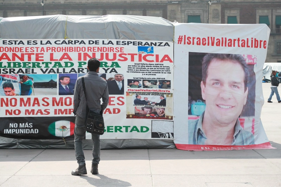 Carpa que instaló Mary Sainz, la esposa de Israel Vallarta, quien se encuentra preso en el Altiplano acusado de secuestro.  Foto Alfredo Domínguez