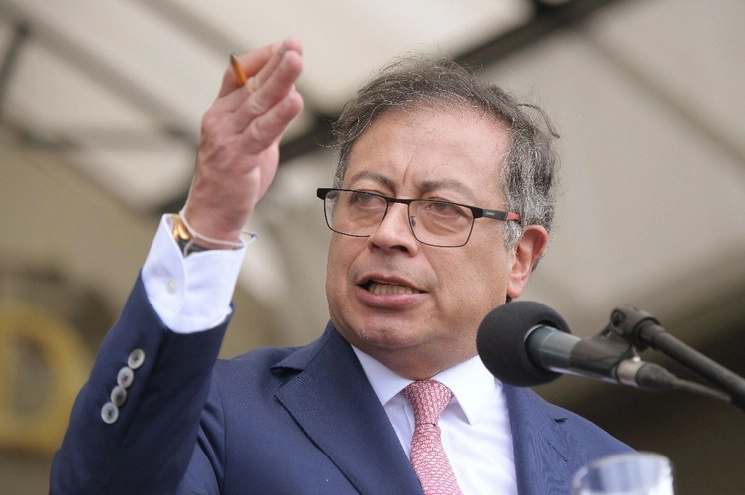 El presidente de Colombia, Gustavo Petro, pronuncia un discurso durante una ceremonia militar en la Escuela Militar José María Córdova, en Bogotá, el 2 de junio de 2023. Foto Afp