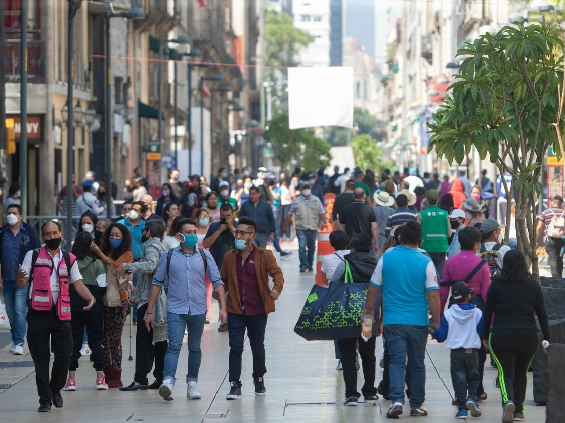 La calle Francisco I. Madero poco a poco retorna a su actividad habitual, pero con reglas para los peatones. Foto Pablo Ramos