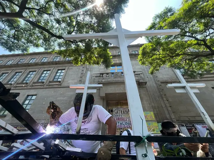Padres de los 49 niños fallecidos en la Guardería ABC colocan las cruces que fueron tiradas el último fin de semana del mes de mayo, frente a la Suprema Corte de Justicia de la Nación, en la Ciudad de México, el 5 de junio de 2023. Foto Alfredo Domínguez