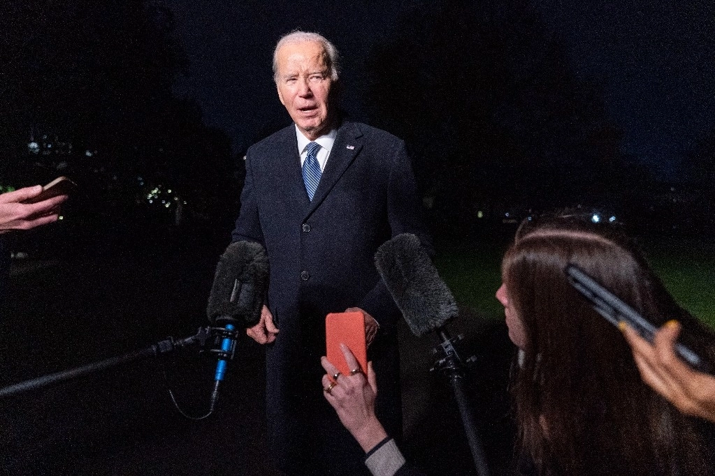 El presidente Joe Biden habla con los medios de comunicación cuando regresa a la Casa Blanca, el martes 5 de diciembre de 2023, en Washington, después de una escala en Boston. Foto Ap