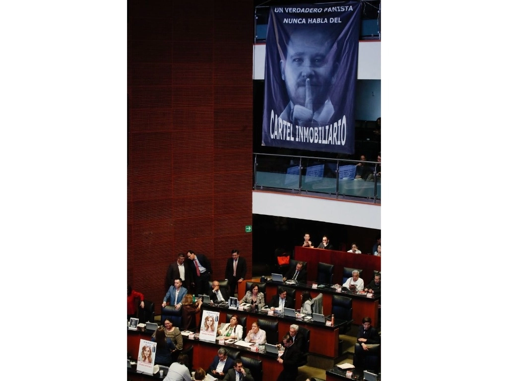Senadores morenistas colocaron mantas con la imagen del candidato opositor a la jefatura de Gobierno capitalina, Santiago Taboada, relacionadas con el cártel inmobiliario, durante la sesión de este jueves. Foto Cristina Rodríguez