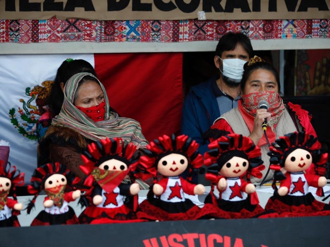 Hace unos días los ocupantes del INPI inauguraron un taller de elaboración de la muñeca Lele, y cuya venta es una forma de allegarse recursos para mantener la toma de la entidad de gobierno. Foto Cristina Rodríguez 