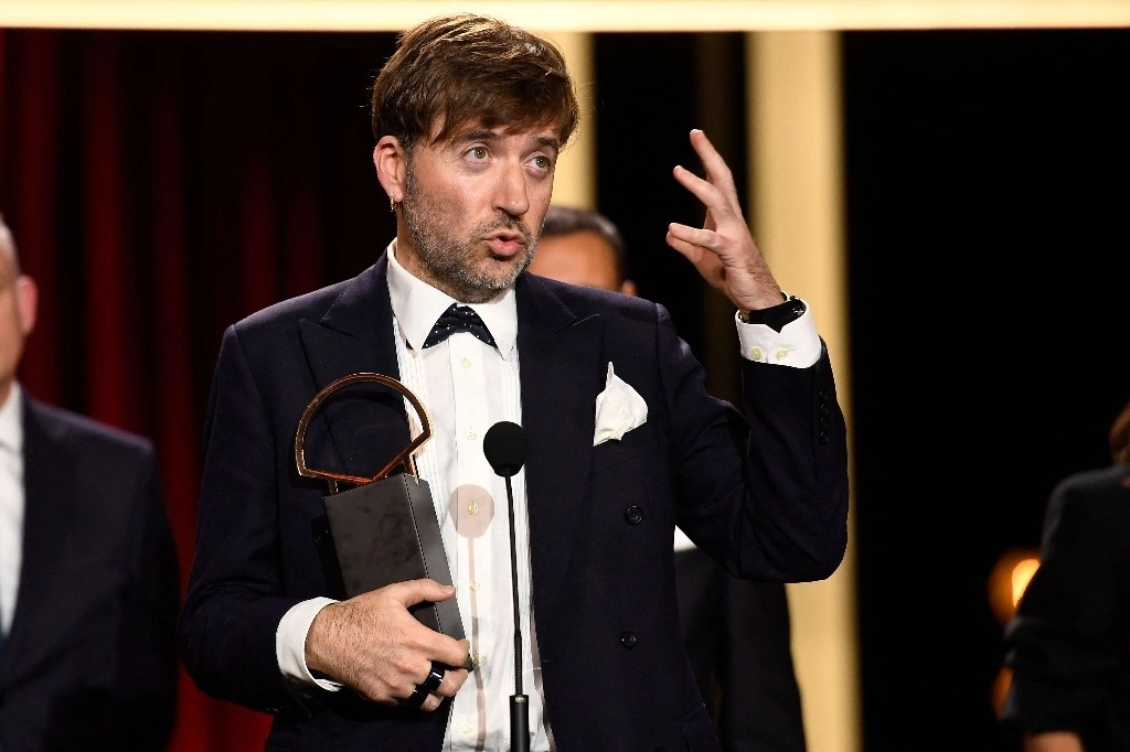 El director español Albert Serra (izq.) pronuncia un discurso tras recibir la "Concha de Oro" a la mejor película por "Tardes de soledad" durante la ceremonia de clausura del 72º Festival de Cine de San Sebastián en la ciudad vasca de San Sebastián, en el norte de España, el 28 de septiembre de 2024. Foto Afp