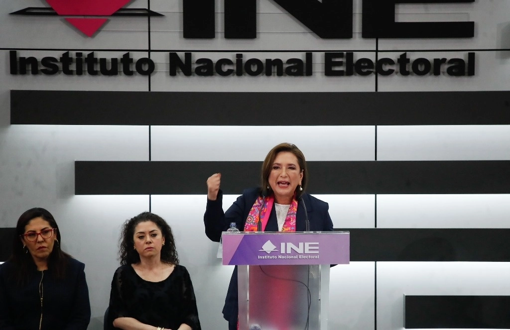 Xóchitl Gálvez aclaró, entre risas, que no fue un chicle, sino una pastilla lo que se sacó de la boca el martes y pegó en una silla, durante su registro como candidata de la coalición Fuerza y Corazón por México… después, añadió, "la recuperé y me la volví a comer". La imagen, del 20 de febrero de 2024. Foto Cristina Rodríguez
