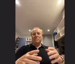 El director de orquesta Enrique Arturo Diemecke participó en la tercera charla del ciclo "Diemecke habla de Mahler". Captura de imagen de Facebook @sociedadmahlermexico