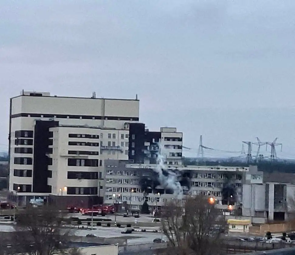 La planta de energía nuclear de Zaporizhzhia en el sur de Ucrania luego de un ataque con proyectiles por parte de las fuerzas rusas, el 4 de marzo de 2022. Foto Afp