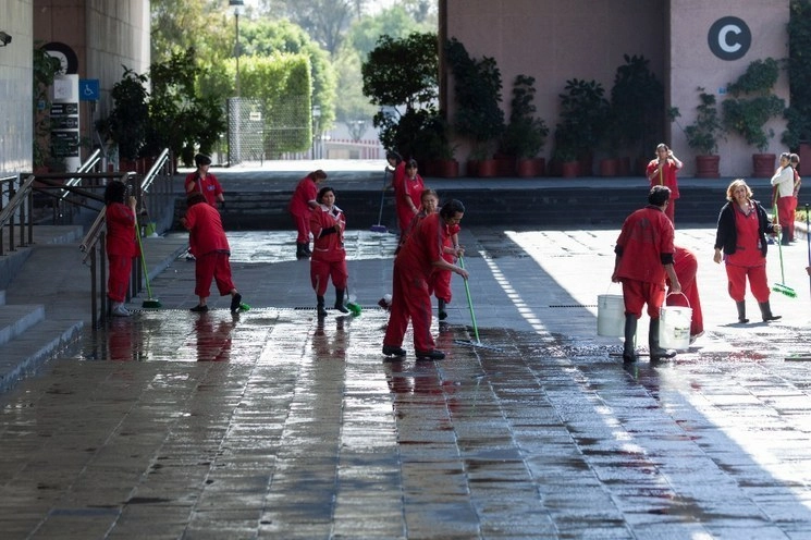 Trabajadores contratados bajo el régimen de ‘outsourcing’ realizan labores de limpieza en el patio central de San Lázaro. Foto Cuartoscuro / Archivo