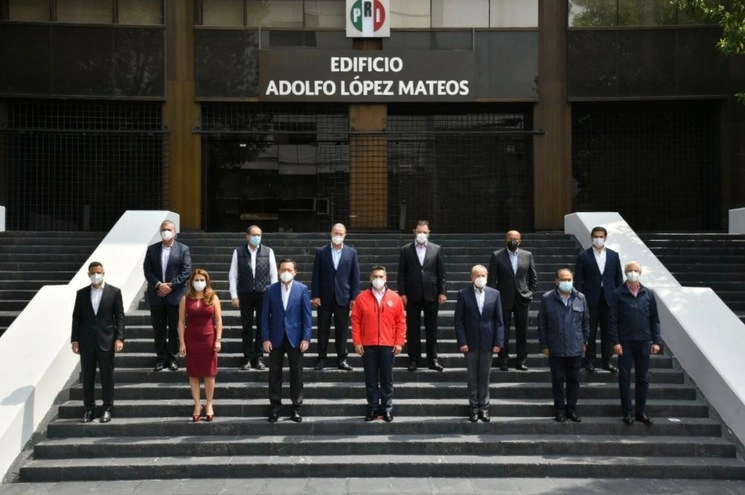 El dirigente nacional del PRI sostuvo una reunión con gobernadores, legisladores y presidentes municipales de ese partido. Foto de Twitter @alitomorenoc