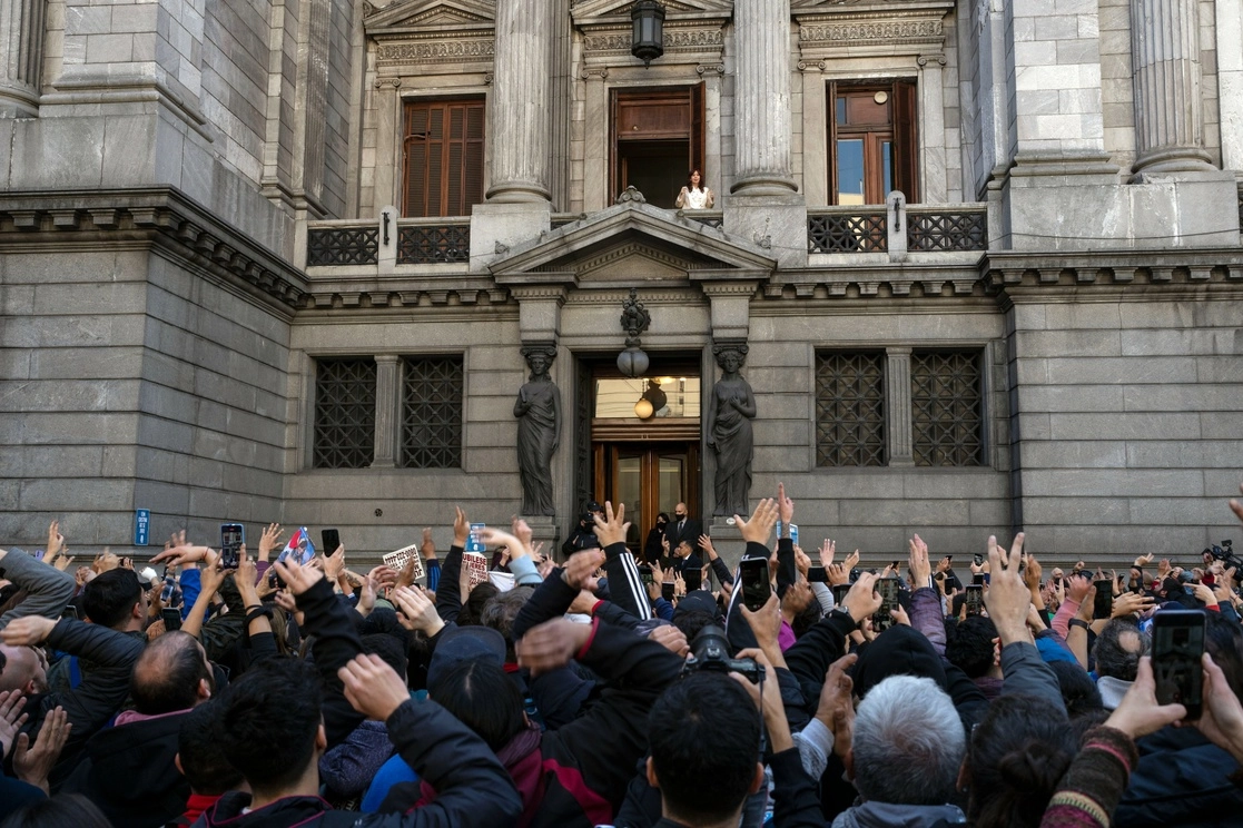 Miles de personas saludan a la vicepresidenta Cristina Fernández de Kirchner, quien ayer se asomó al balcón de su oficina en el Senado y cantó la marcha peronista con sus simpatizantes. Foto Ap