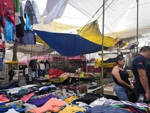 En la calle Matamoros, en Tepito, un puesto de ropa y calzado.Foto Elba Mónica Bravo