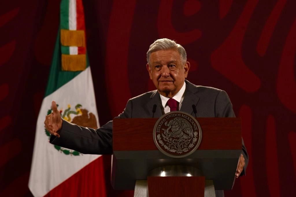 El presidente López Obrador había dado por concluida su conferencia matutina y se disponía a abandonar el salón Tesorería de Palacio Nacional, cuando un reportero le gritó: “¡El beis!”. Entonces volvió al estrado: “Mejor me regreso”, dijo. Foto Yazmín Ortega Cortés
