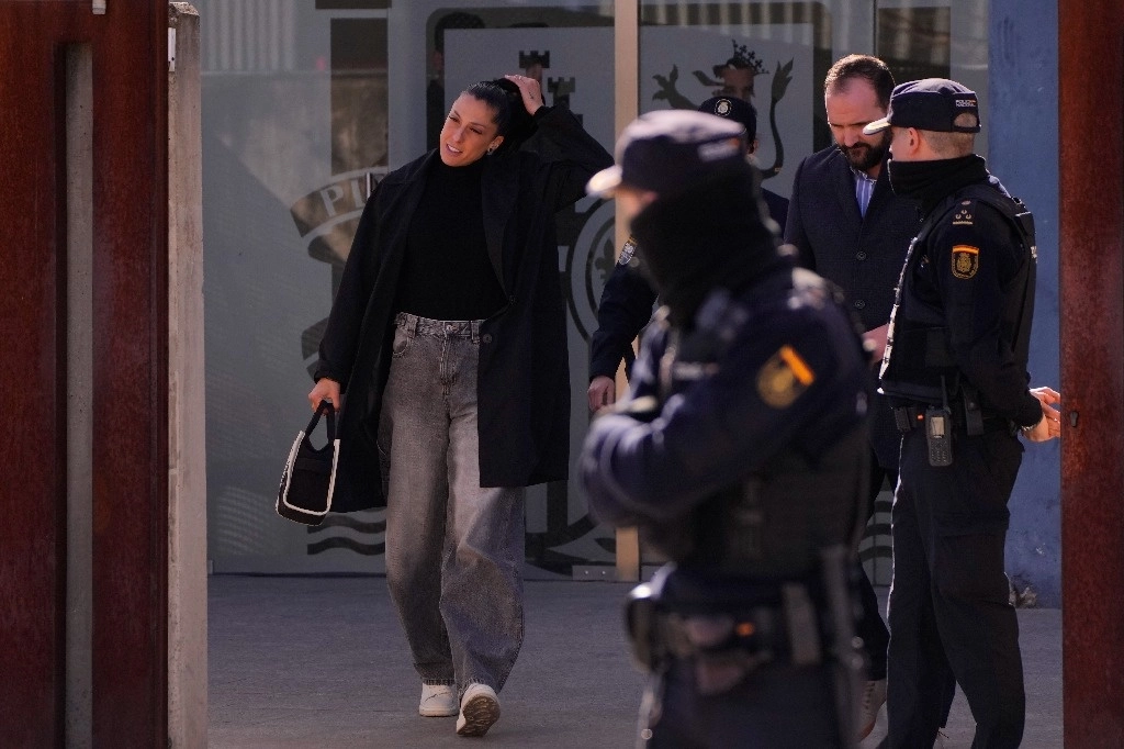 La futbolista Jenni Hermoso sale de la Audiencia Nacional tras declarar en su juicio contra Luis Rubiales. Foto Ap