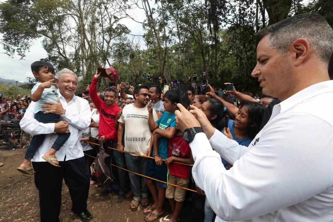 El presidente Andrés Manuel López Obrador y el gobernador de Oaxaca, Alejandro Murat, durante su visita ayer a la comunidad de Mazunte, Oaxaca, para atender las peticiones de los damnificados por el huracán ‘Agatha’. Foto Presidencia