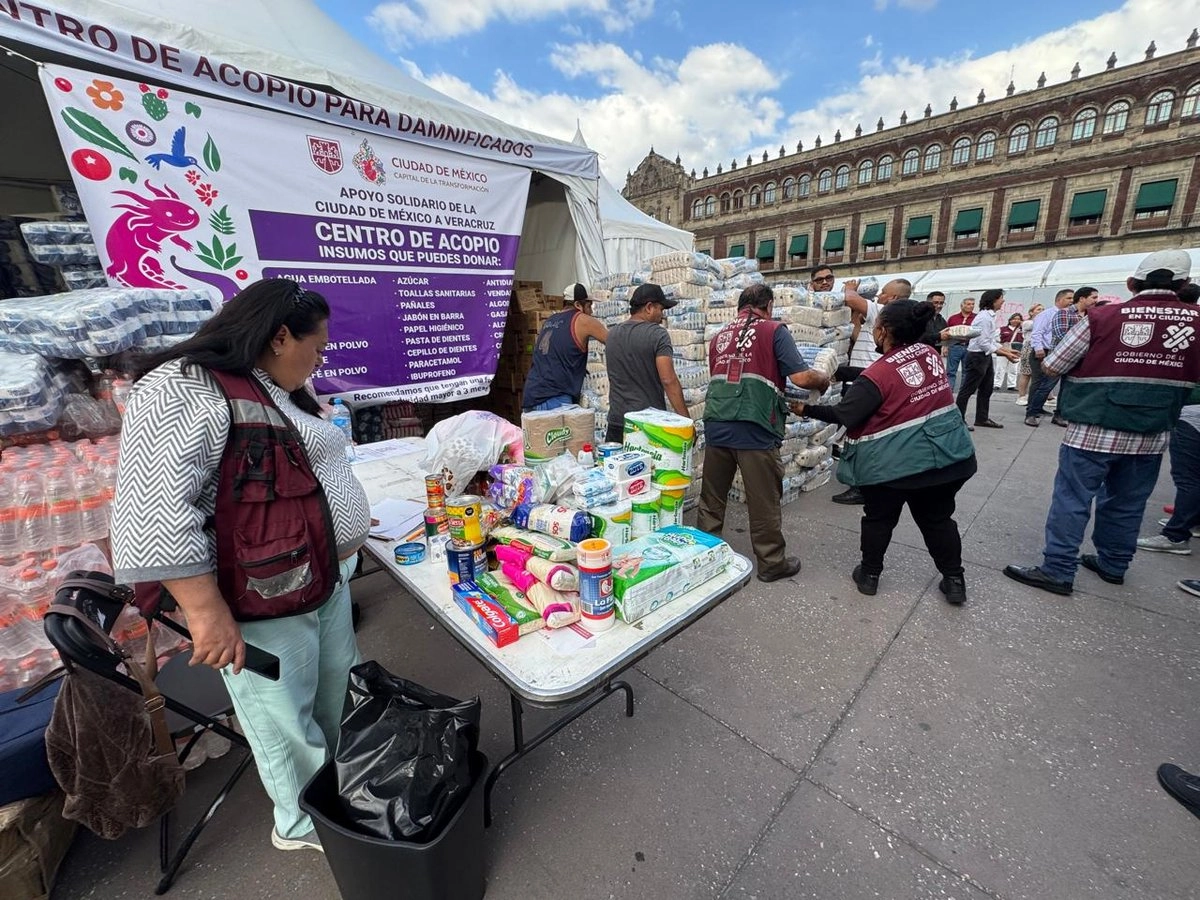 Centro de acopio para los damnificados en Veracruz, instalado en el Zócalo de la Ciudad de México, el 15 de octubre de 2025. 