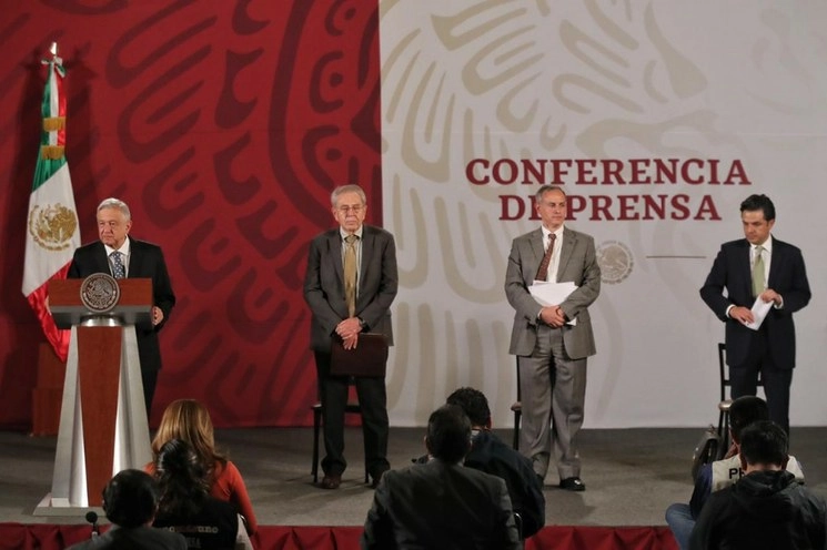 El presidente Andrés Manuel López Obrador; el secretario de Salud, Jorge Alcocer Varela; el subsecretario de Prevención y Promoción de la Salud, Hugo López-Gatell y el director general del IMSS, Zoé Robledo Aburto, en la conferencia matutina en Palacio Nacional. Foto Marco Peláez