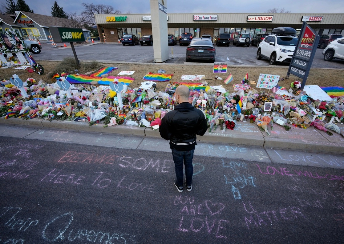 Ofrenda en Colorado a las víctimas del reciente tiroteo. Foto Ap