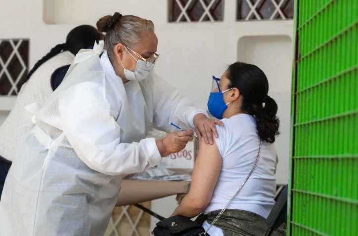 Aplicación de la vacuna contra la influenza en el Centro de salud Dr. Atanacio García Ríos, en la colonia Doctores de la CDMX. Foto Pablo Ramos / archivo 