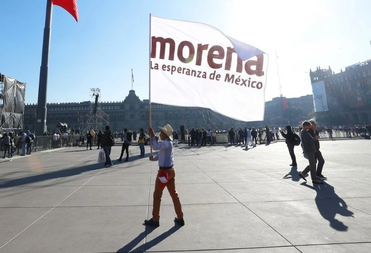 Simpatizante de Morena ondea una bandera en el Zócalo de la Ciudad de México. Foto Víctor Camacho / Archivo