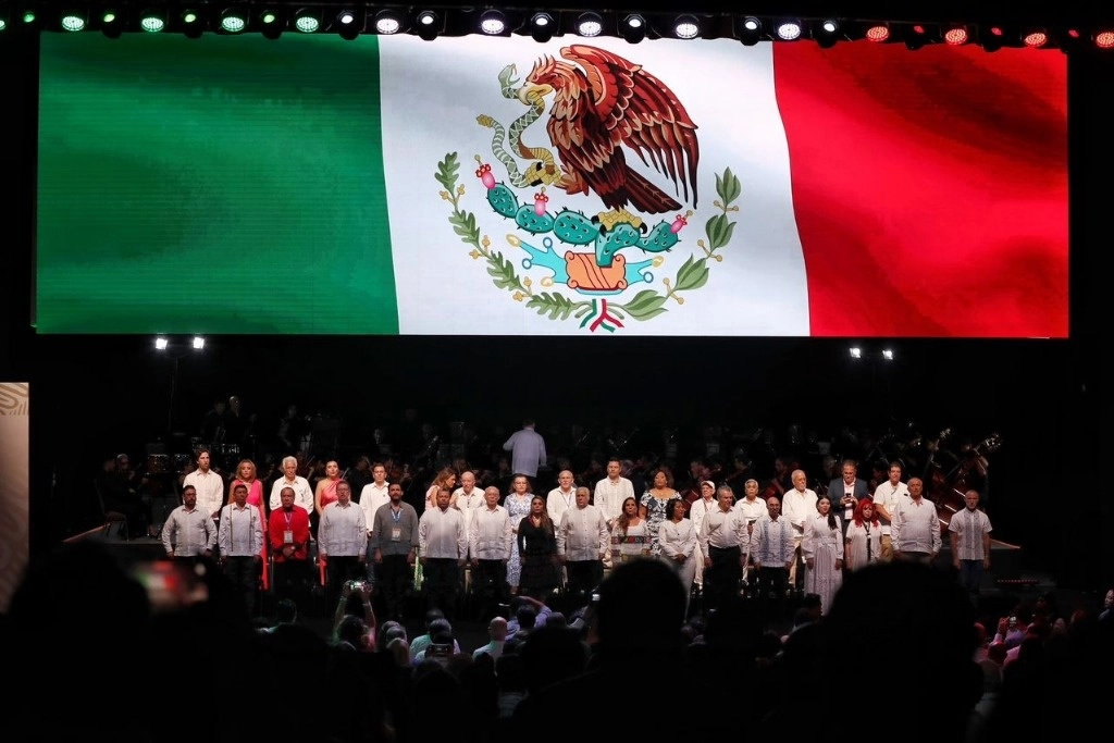 En una ceremonia inaugural del Tianguis Turístico, evento que mañana da inicio, el primer mandatario refirió que el avance que se tiene en la reconstrucción del puerto es resultado del trabajo de todos sus habitantes. Foto Marco Peláez.
