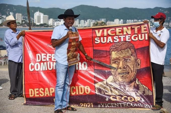 Marco Antonio Suástegui (al centro), dirigente del Consejo de Ejidos y Comunidades Opositoras a La Parota, en imagen de archivo durante una protesta para exigir la presentación con vida de su hermano Vicente, compañero de lucha y fundador de la policía comunitaria de Cacahuatepec, Guerrero. Foto 
