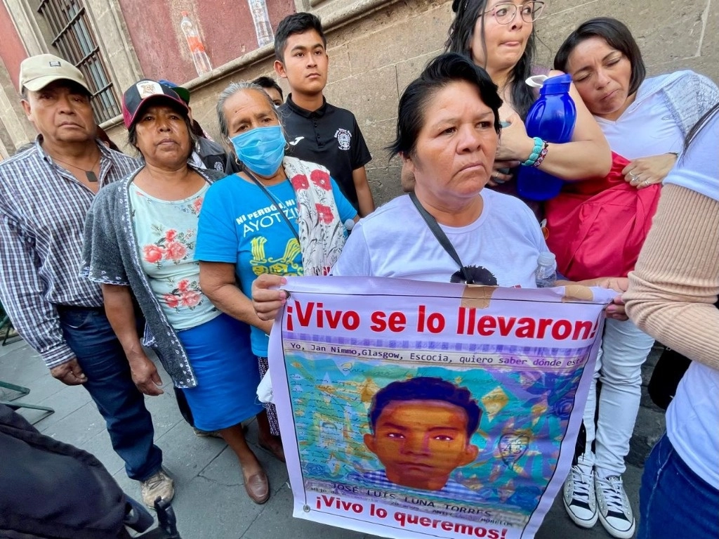 Padres de los 43 normalistas desaparecidos de Ayotzinapa, a su salida de su reunión con el presidente Andrés Manuel López Obrador en Palacio Nacional, en la Ciudad de México, el 3 de junio de 2024. Foto Roberto García Ortiz



