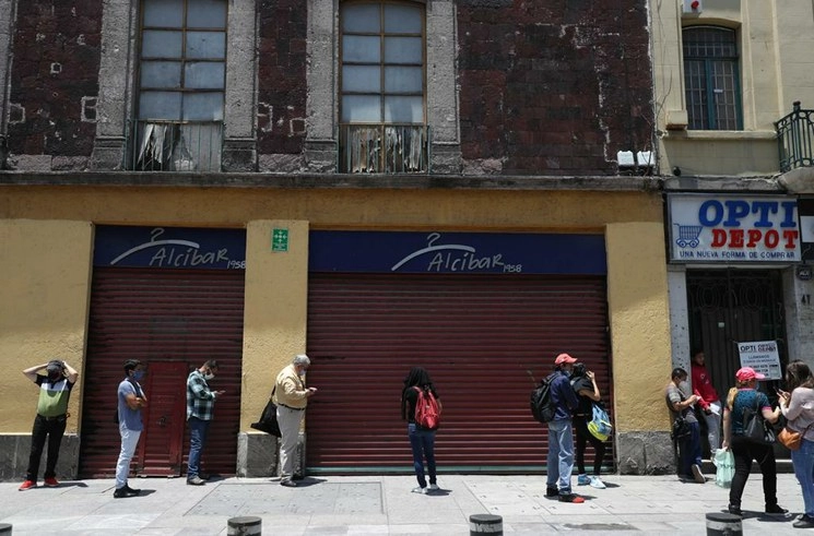 Ciudadanos realizan sus actividades durante la segunda semana de la denominada "nueva normalidad", en calles del Centro Histórico, en la CDMX. Foto Yazmín Ortega Cortés