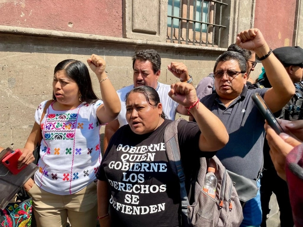 Integrantes de la Comisión Nacional Única de Negociación de la CNTE acuden a Palacio Nacional para sostener diálogo con el presidente Andrés Manuel López Obrador, en la Ciudad de México, el 16 de mayo de 2024. Foto Roberto García Ortiz
