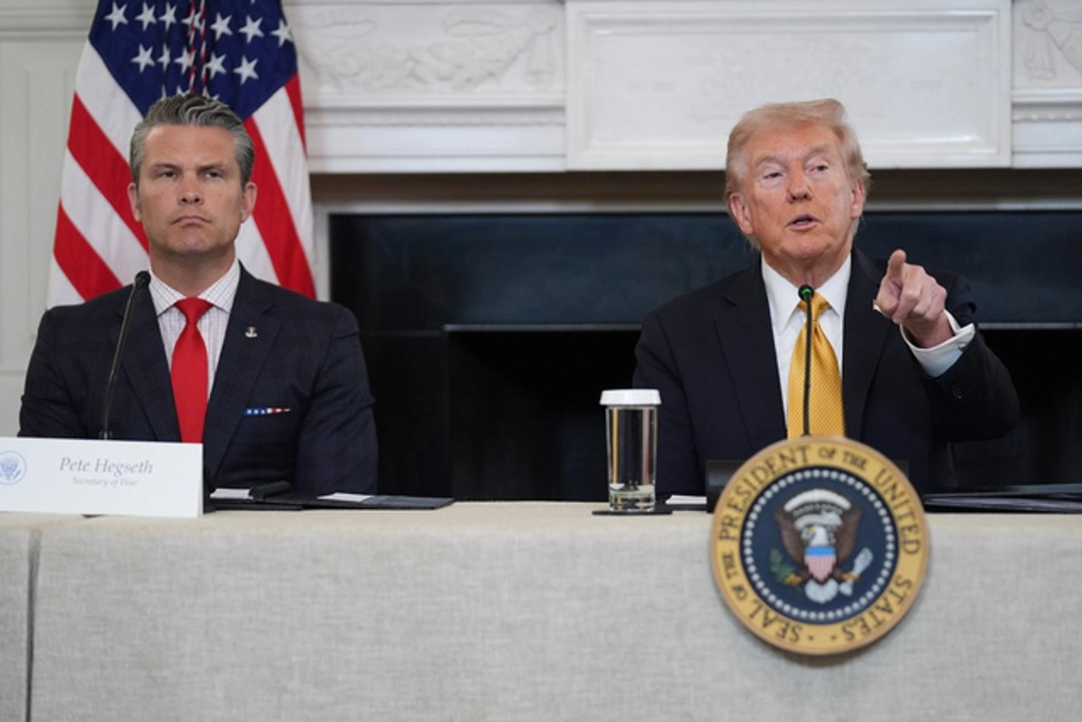 El presidente Donald Trump responde preguntas de los periodistas durante una mesa redonda sobre cárteles criminales en el Comedor de Estado de la Casa Blanca, el jueves 23 de octubre de 2025, en Washington, mientras el secretario de Defensa, Pete Hegseth, escucha.