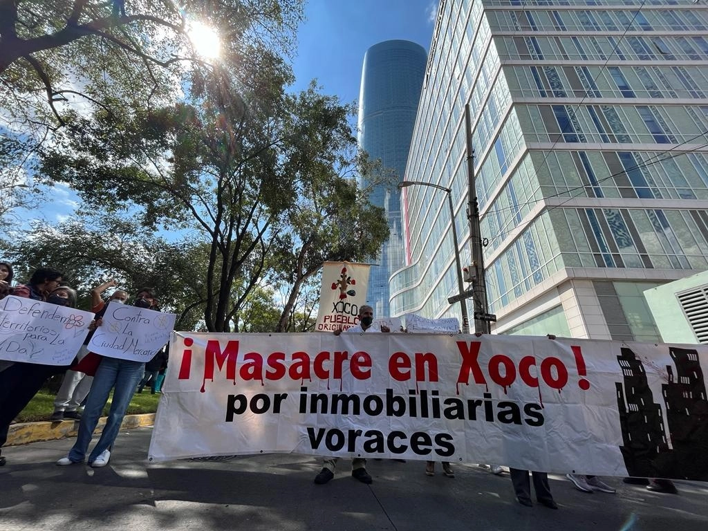 Colonos del pueblo de Xoco bloquean las laterales de Circuito Interior para protestar por la construcción de Miitikah en la zona, en la Ciudad de México, el 23 de septiembre de 2022. Foto Víctor Camacho