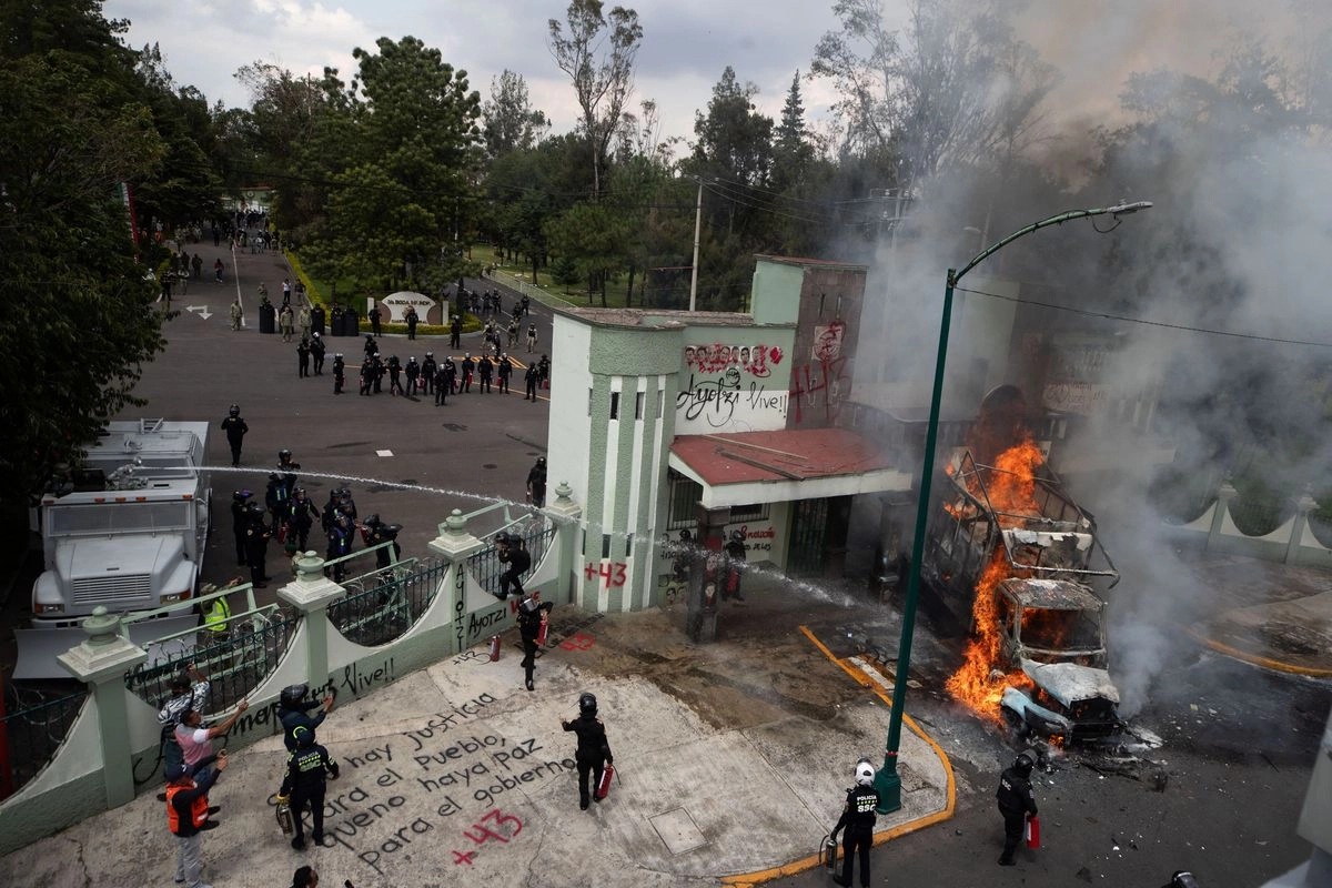 Luego de una hora de protesta de padres y madres de los 43 normalistas de Ayotzinapa a las afueras del campo militar 1-A, al concluir el mitin, un grupo de jovenes con el rostro cubierto lanzaron petardos al interior de las instalaciones castrenses e incluso chocaron un camion de mercancias en la puerta 1 del campo Militar y terminaron incendiando el camion, el 25 de Septiembre del 2025.