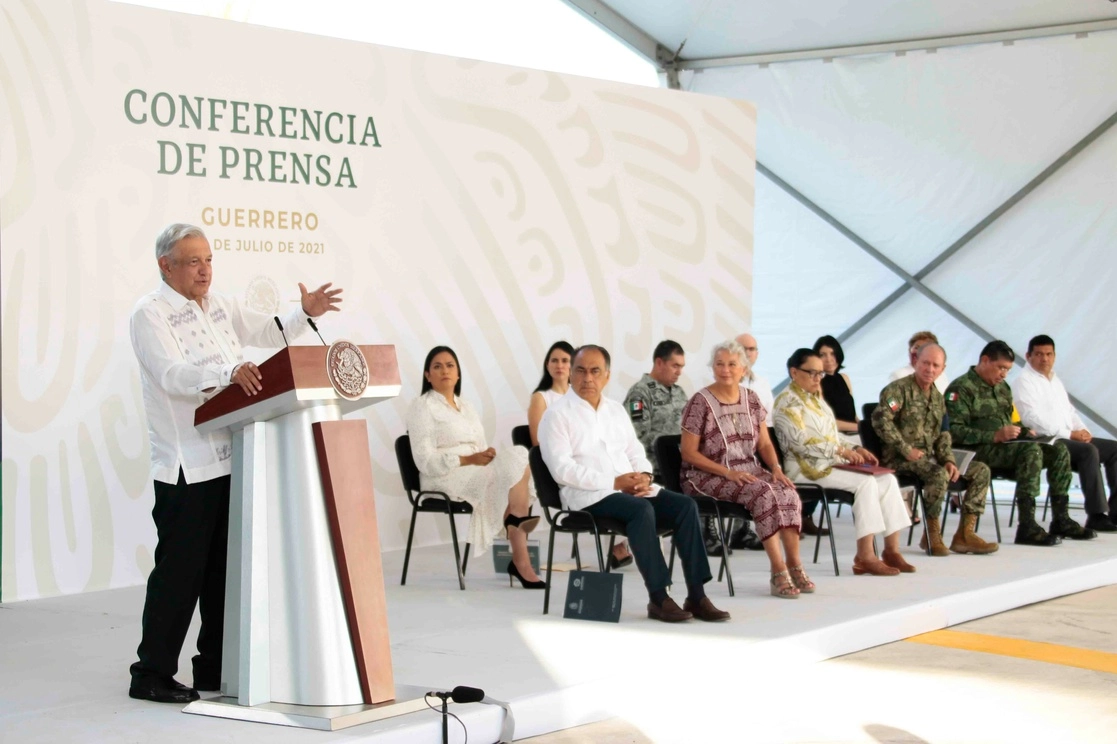 El presidente López Obrador estuvo acompañado por integrantes de su gabinete durante la conferencia de esta mañana realizada desde Acapulco, Guerrero. Foto cortesía Presidencia