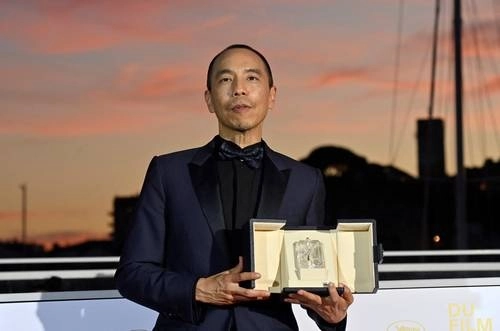 El director Apichatpong Weerasethakul ganó el premio del jurado por la cinta 'Memoria' en la ceremonia de clausura del Festival de Cine de Cannes. Foto Afp