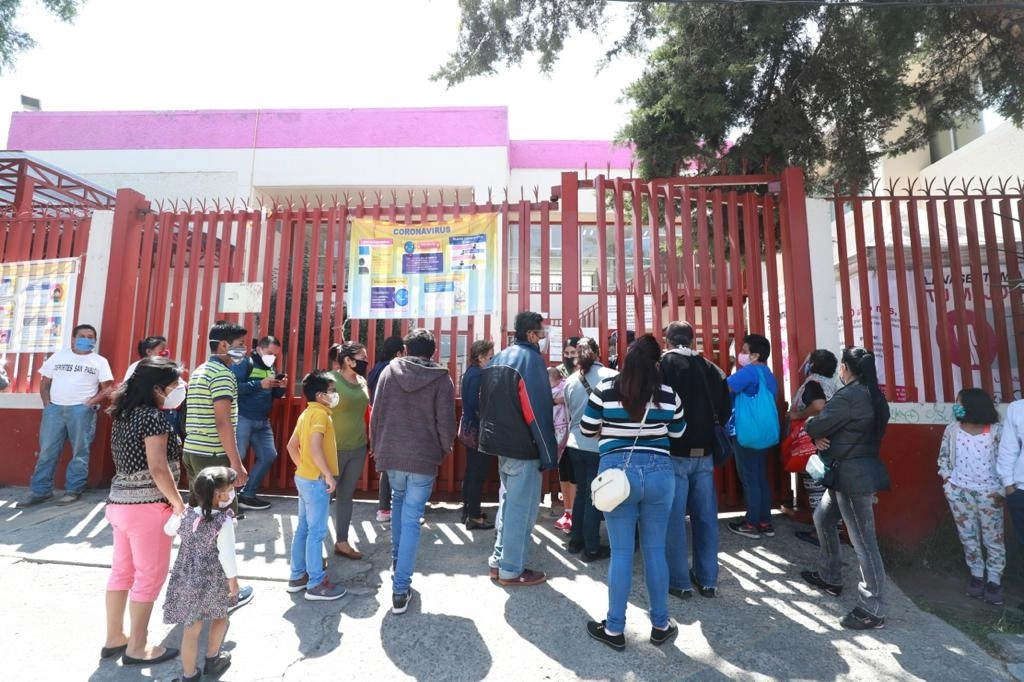 Personas realizan filas para la aplicación de la vacuna contra la influenza, en el Centro de Salud "Rafael Carrillo", de la alcaldía Iztapalapa. Foto María Luisa Severiano