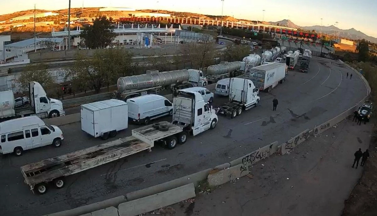 Agricultores y transportistas bloquearon ayer los accesos a la aduana de Nogales, Sonora, y las casetas de cobro, con lo que impidieron el cruce a Estados Unidos.