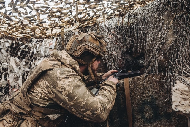 Un soldado del ejército ucraniano observa al enemigo desde su posición en el frente de Niu York, Oblast en Donetsk. Foto Europa Press