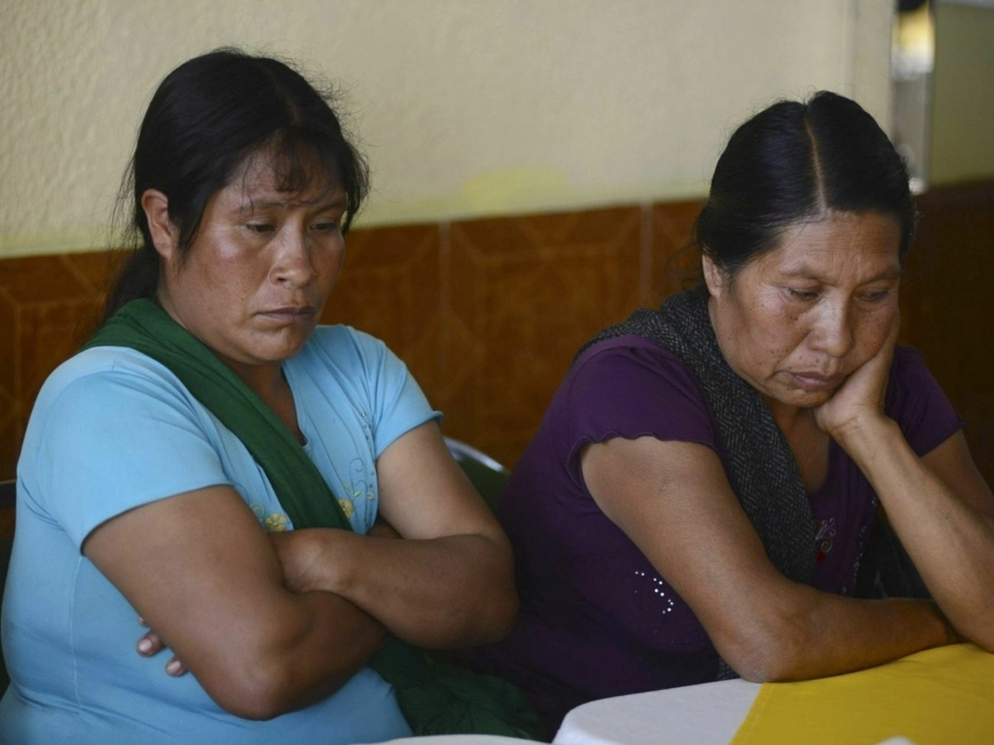Marta Inés y Carmen, hijas de Ernestina Ascencio, indígena de Veracruz que murió en febrero de 2007 a consecuencia de una violación tumultuaria a manos de militares. Foto Cuartoscuro / Archivo 
