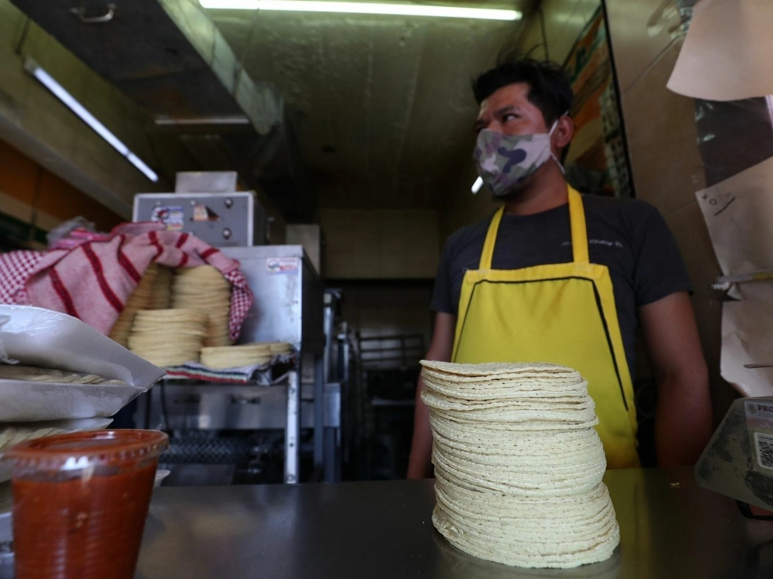 El precio de los energéticos, factor que impacta en el aumento del precio de la tortilla, se ha mantenido este año por abajo de la inflación, y la cosecha de maíz blanco fue muy buena. Foto Yazmín Ortega Cortés