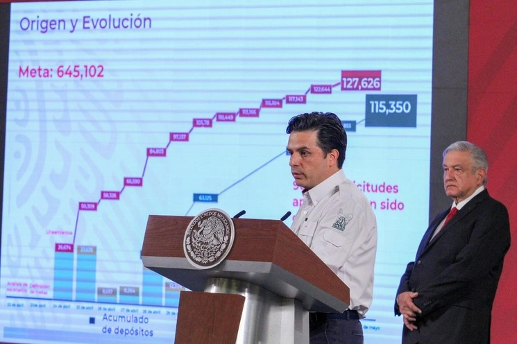 El director del IMSS, Zoe Robledo, participa en la conferencia matutina del presidente de López Obrador, quien escucha detrás de él. Foto Notimex 