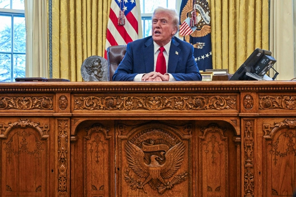 El presidente de Estados Unidos, Donald Trump, habla con la prensa antes de firmar una orden ejecutiva en la Oficina Oval de la Casa Blanca en Washington, DC, el 30 de enero de 2025.  Foto Afp
