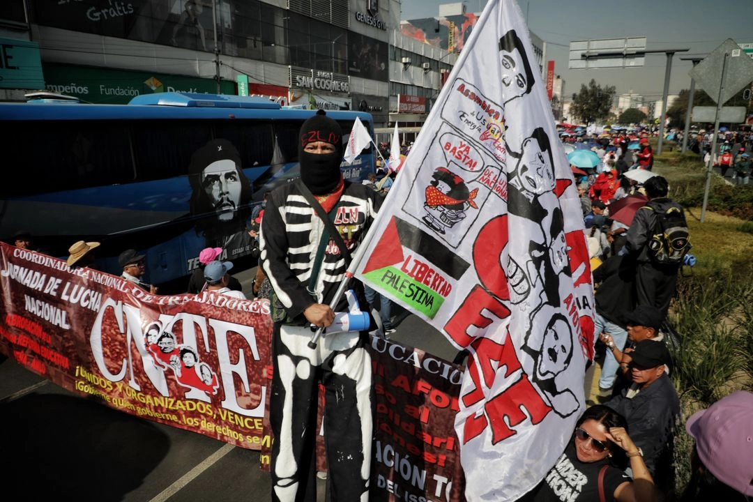 Marcha de integrantes de la CNTE, en marzo pasado, en el marco del paro nacional de 72 horas que realizaron. 