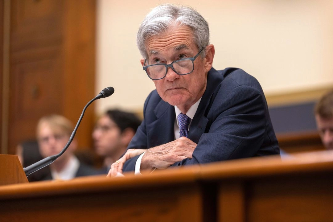 El presidente de la Junta de la Reserva Federal, Jerome Powell, escucha durante una audiencia del Comité de Servicios Financieros de la Cámara de Representantes en el Capitolio, el martes 24 de junio de 2025, en Washington. Foto